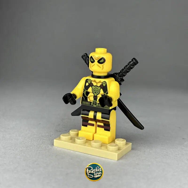 Minifigura tipo LEGO Marvel Deadpool Traje Amarillo X-Men con Katanas