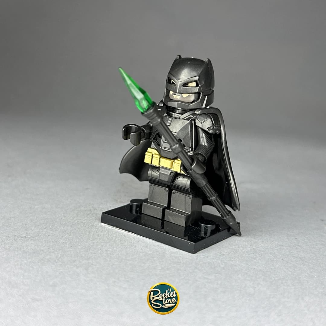 Minifigura tipo LEGO DC Comics Armored Batman con Lanza de Kriptonita