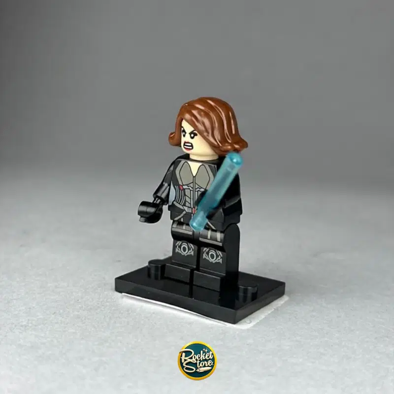 Minifigura tipo LEGO Marvel Black Widow con Bastones Eléctricos
