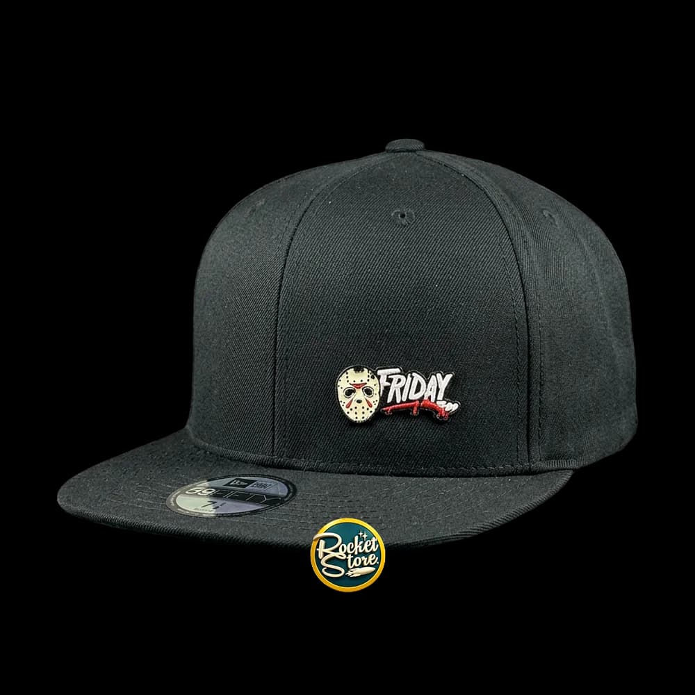 Gorra Friday the 13th Jason Voorhees Oficial (Negra / Visera Plana)