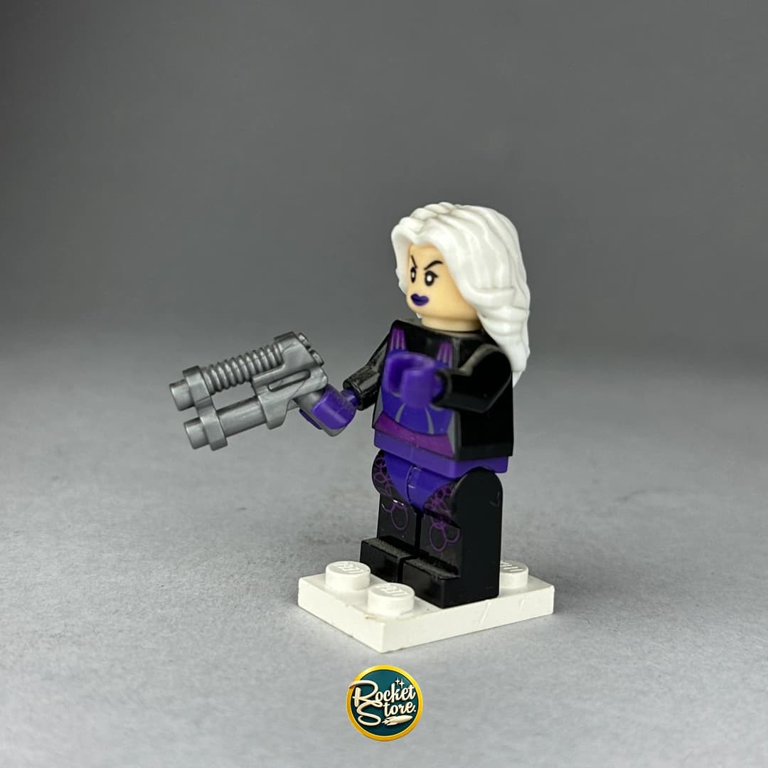 Minifigura tipo LEGO Mercenaria de Cabello Plateado con Blaster