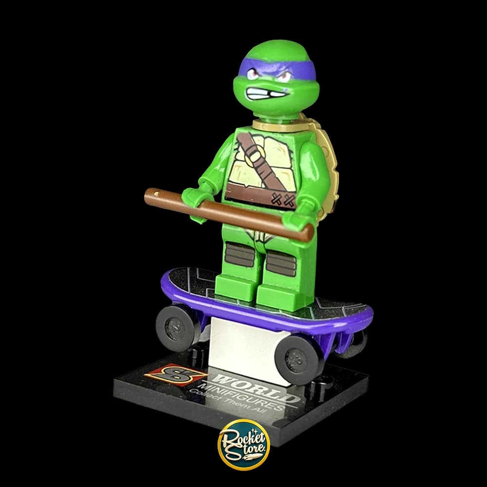 Minifigura tipo LEGO Donatello Ninja Turtle con Bastón Bo y Skateboard