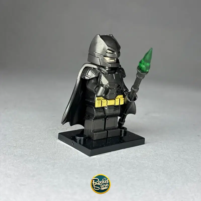 Minifigura tipo LEGO DC Comics Armored Batman con Lanza de Kriptonita