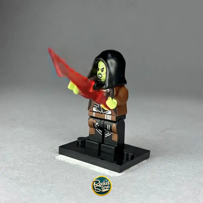 Minifigura tipo LEGO Marvel Gamora con Espada de Energía
