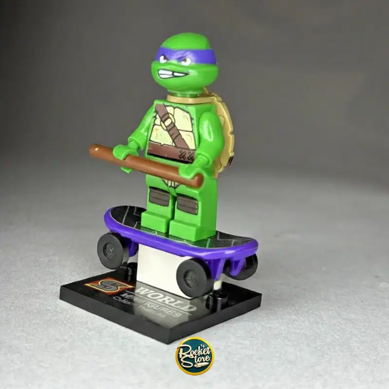 Minifigura tipo LEGO Donatello Ninja Turtle con Bastón Bo y Skateboard