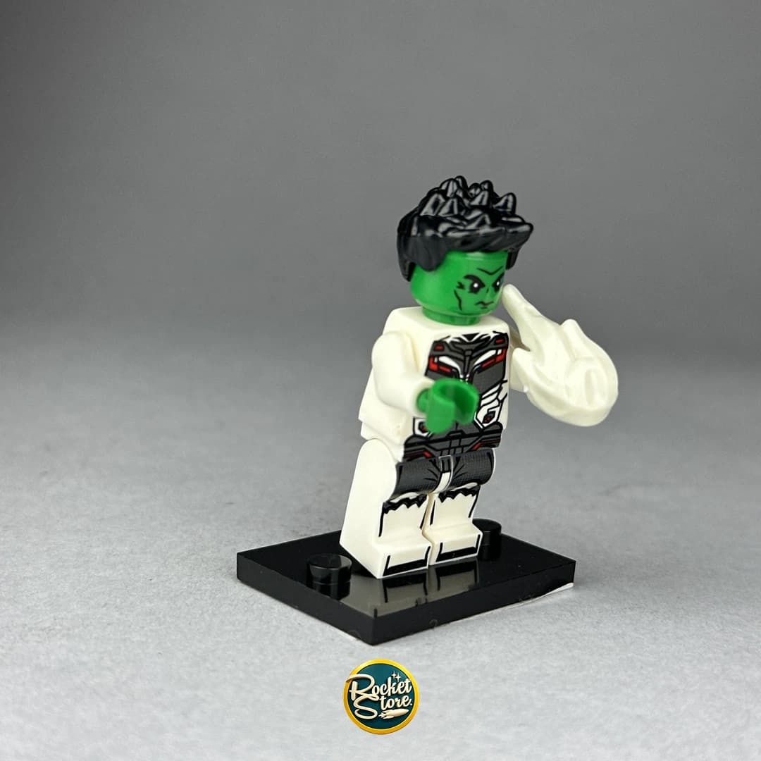 Minifigura tipo LEGO Marvel She-Hulk en Traje Cuántico
