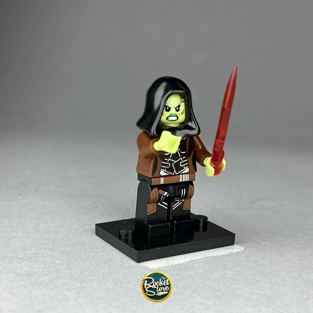 Minifigura tipo LEGO Marvel Gamora con Espada de Energía