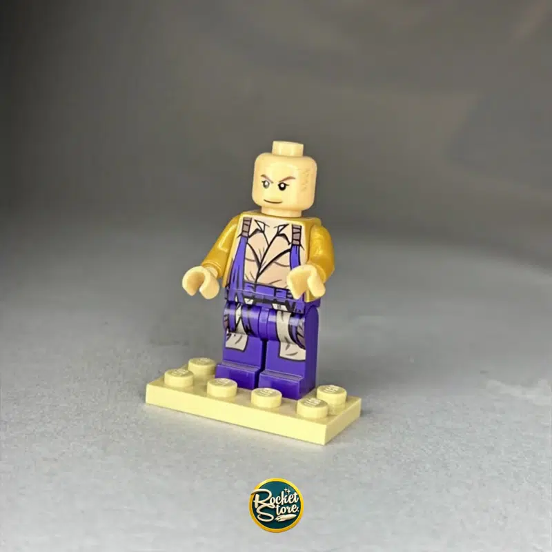 Minifigura tipo LEGO Dragon Ball Nappa Torso Desnudo Pantalón Morado
