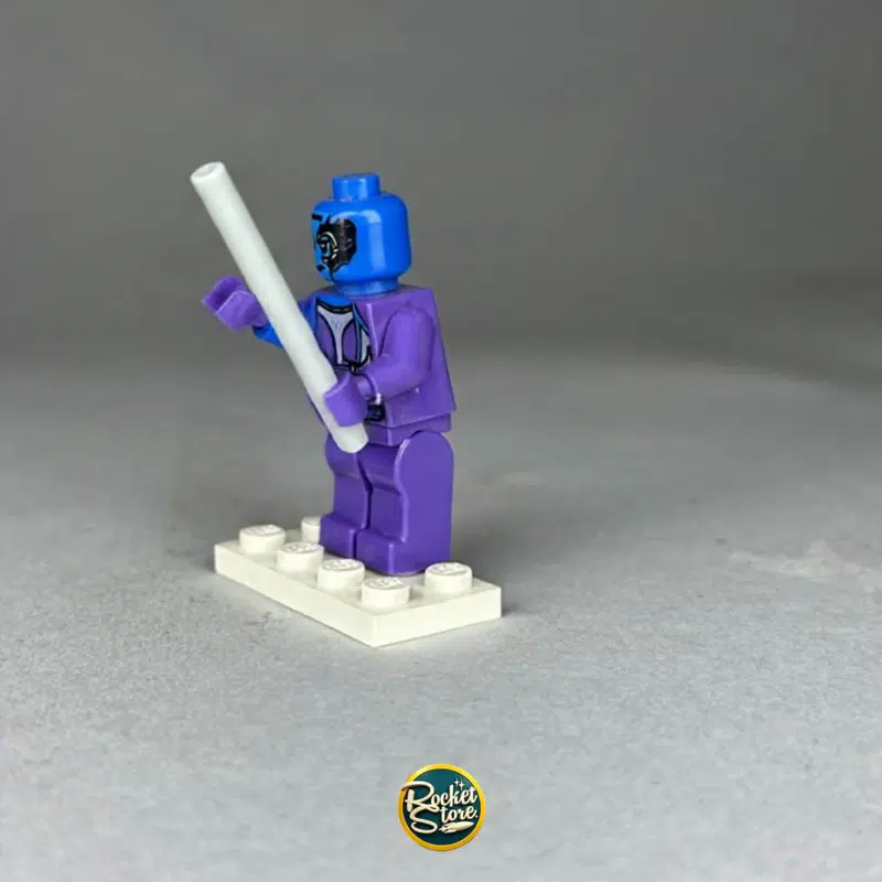 Minifigura tipo LEGO Nebula con Sable de Luz Blanco