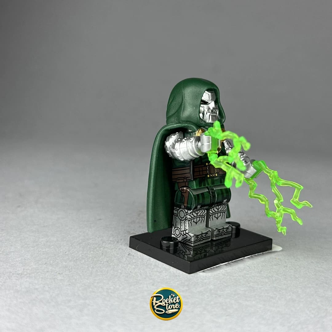 Minifigura tipo LEGO Marvel Doctor Doom con Rayos Místicos