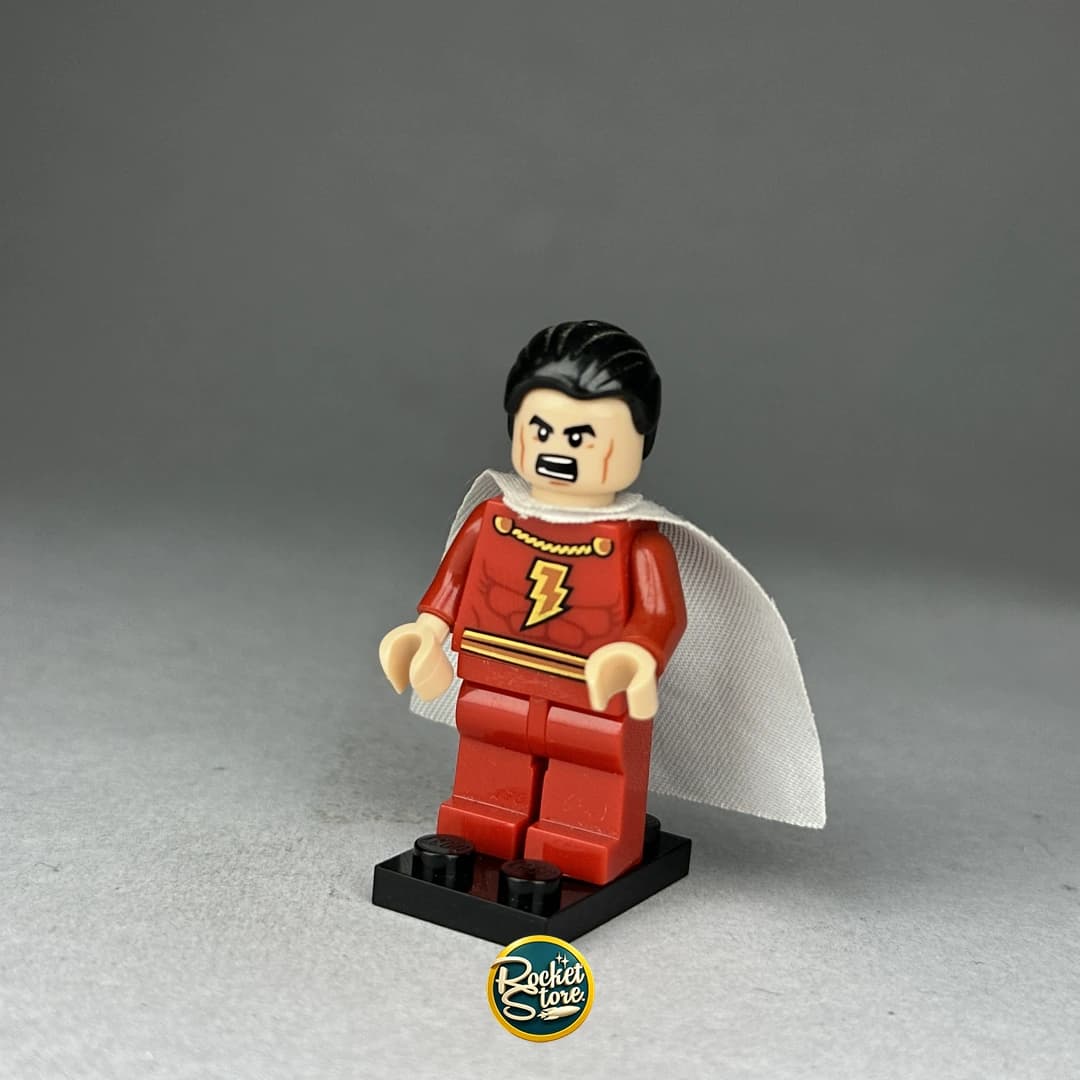 Minifigura tipo LEGO DC Comics Shazam con Capa Blanca Corta