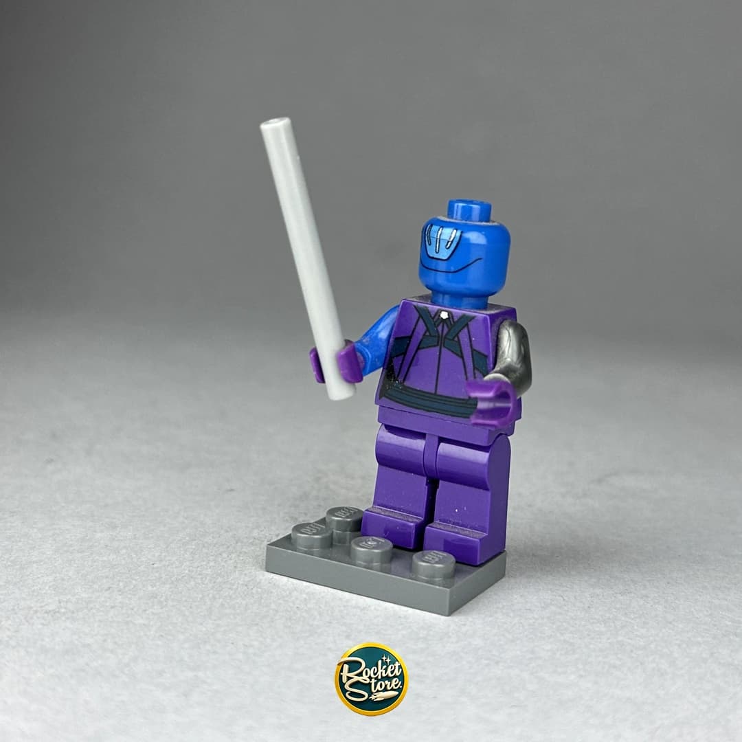 Minifigura tipo LEGO Marvel Nebula con Bastón de Combate