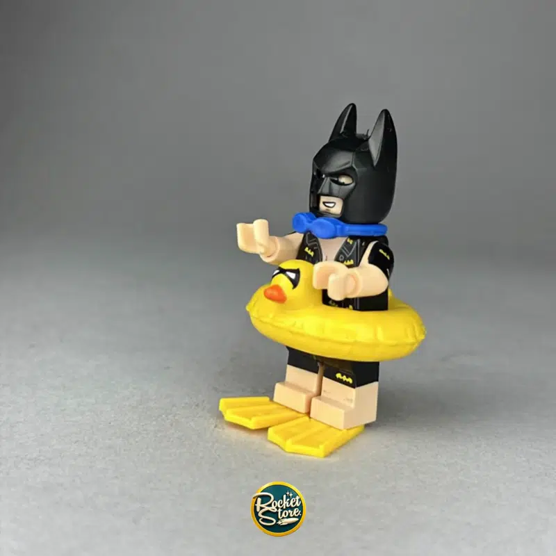 Minifigura tipo LEGO Batman de Vacaciones con Flotador Patito
