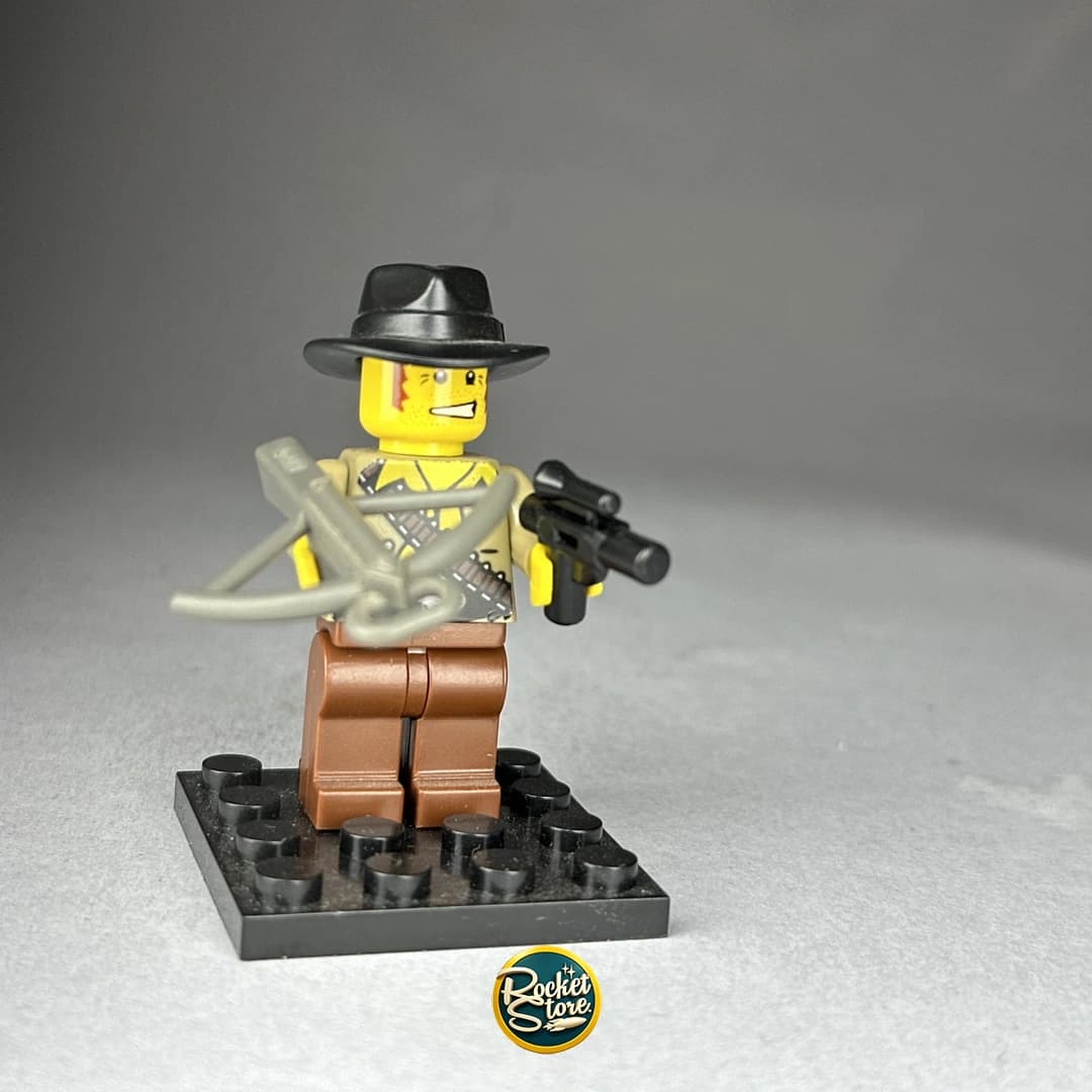 Minifigura tipo LEGO Cazador Forajido del Oeste con Ballesta