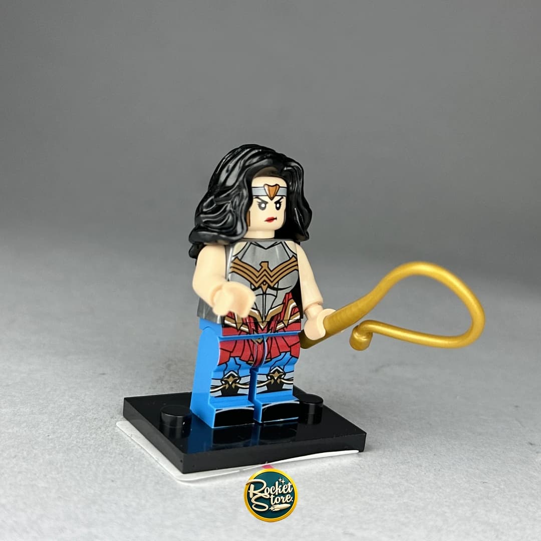 Minifigura tipo LEGO DC Comics Wonder Woman con Lazo de la Verdad