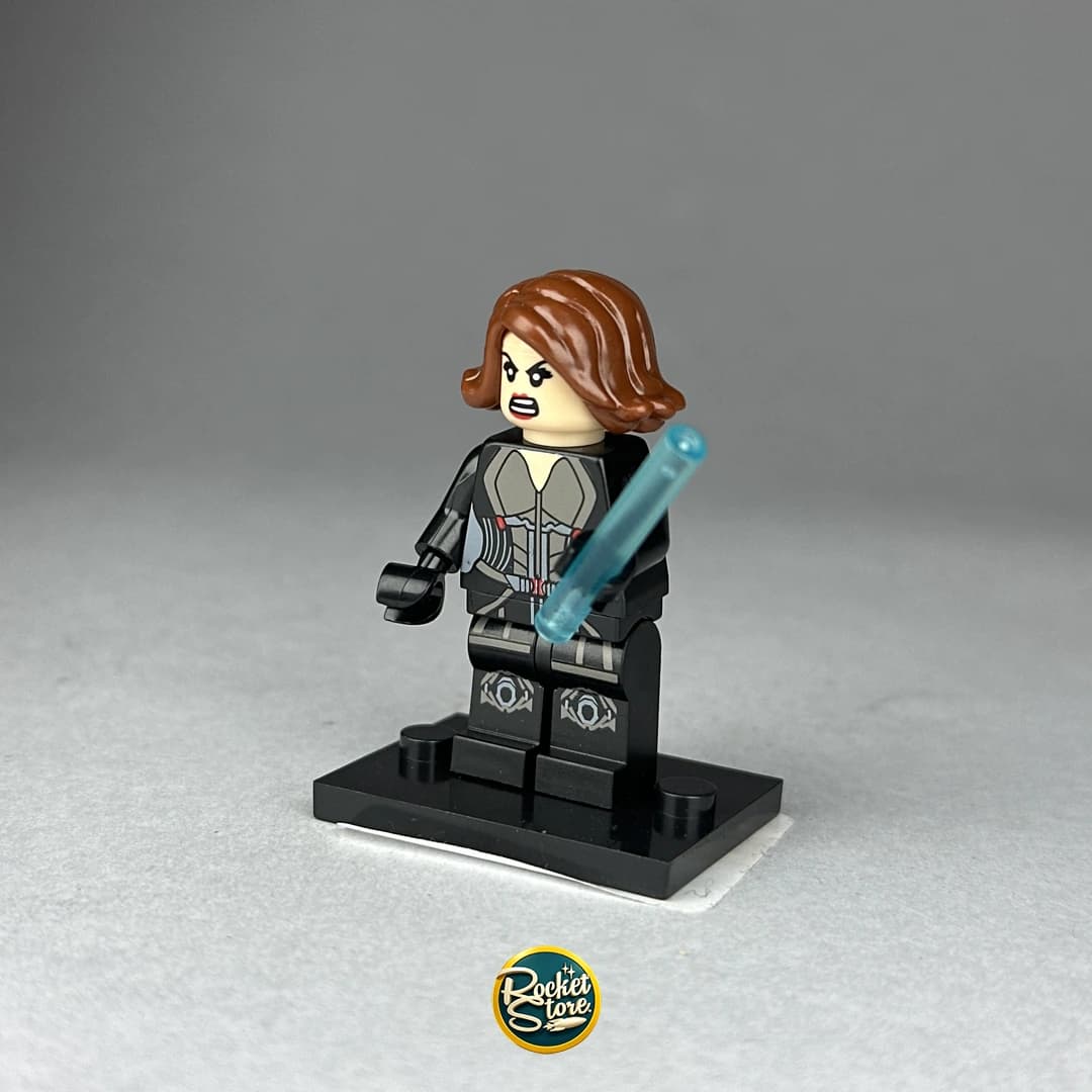 Minifigura tipo LEGO Marvel Black Widow con Bastones Eléctricos