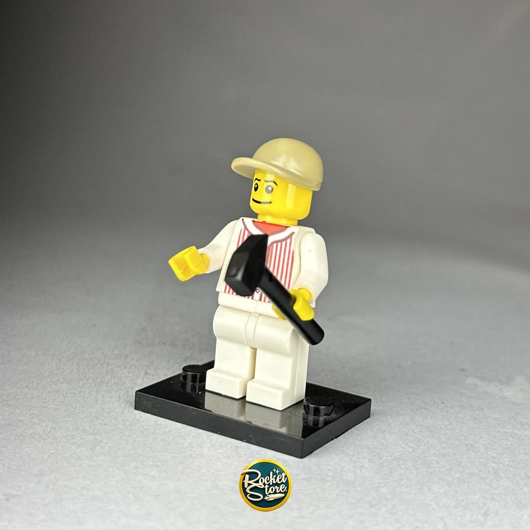Minifigura tipo LEGO Bateador de Béisbol con Bate de Madera