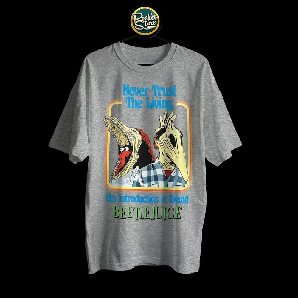 Camiseta Beetlejuice - Never Trust The Living Maitland Gris Jaspe