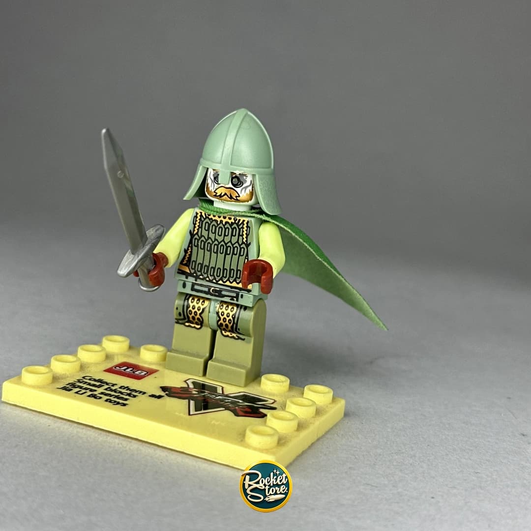 Minifigura tipo LEGO Guardia Real de Rohan con Lanza y Capa Verde