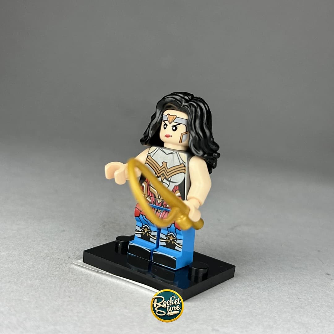Minifigura tipo LEGO DC Comics Wonder Woman con Lazo de la Verdad
