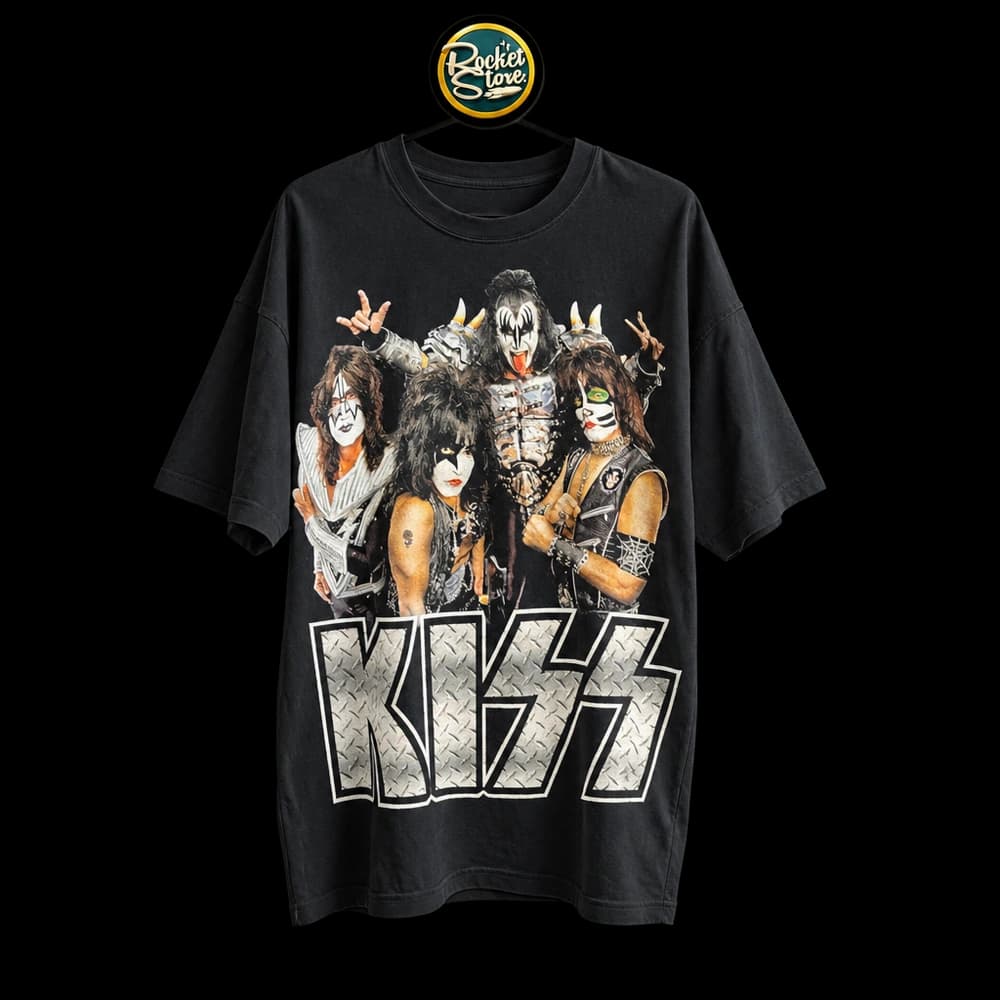 Camiseta Kiss - Foto de la Banda y Logo Metálico Negro