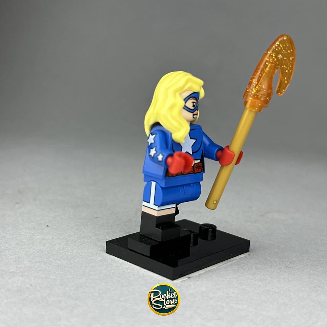 Minifigura LEGO DC Comics Stargirl con Cetro Cósmico