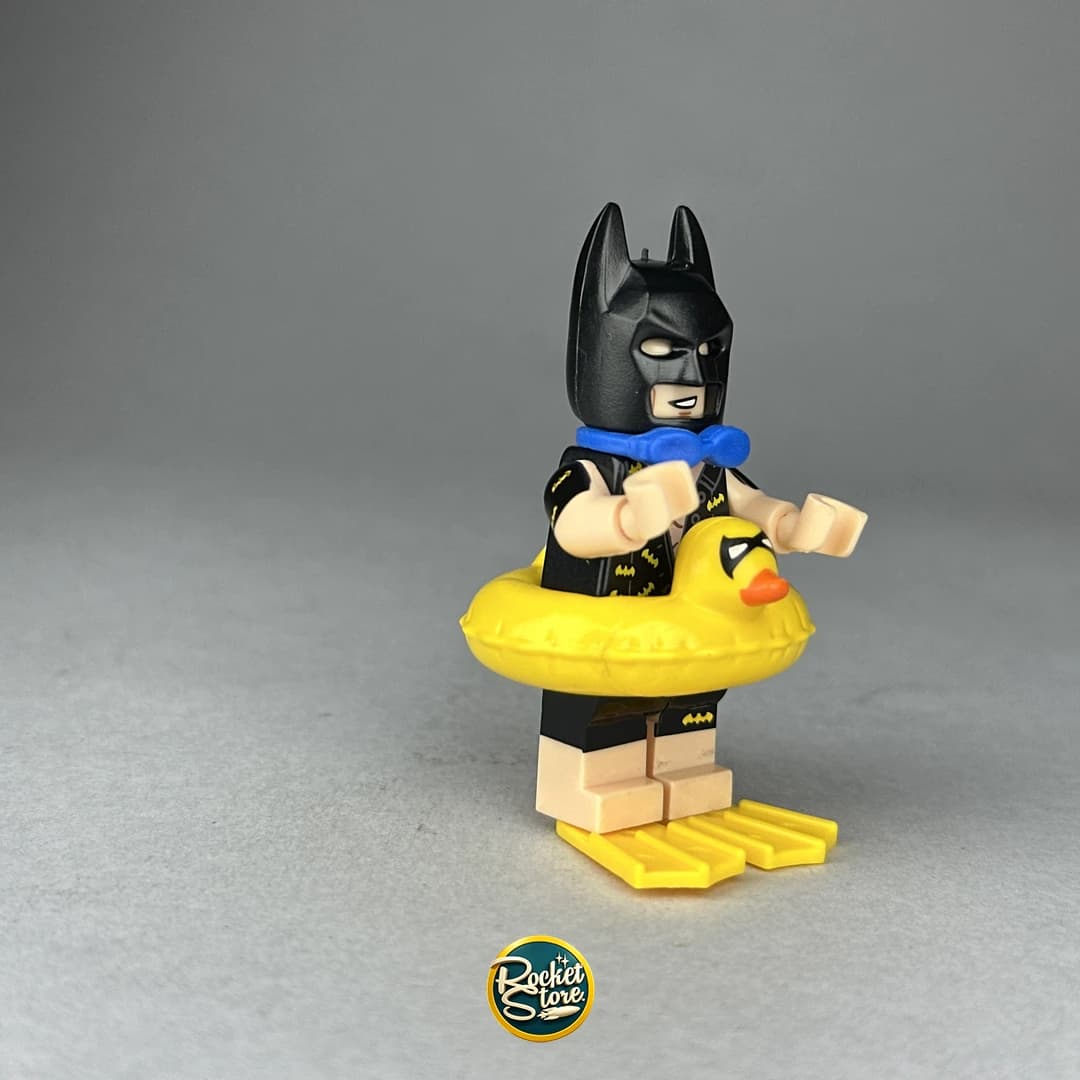 Minifigura tipo LEGO Batman de Vacaciones con Flotador Patito