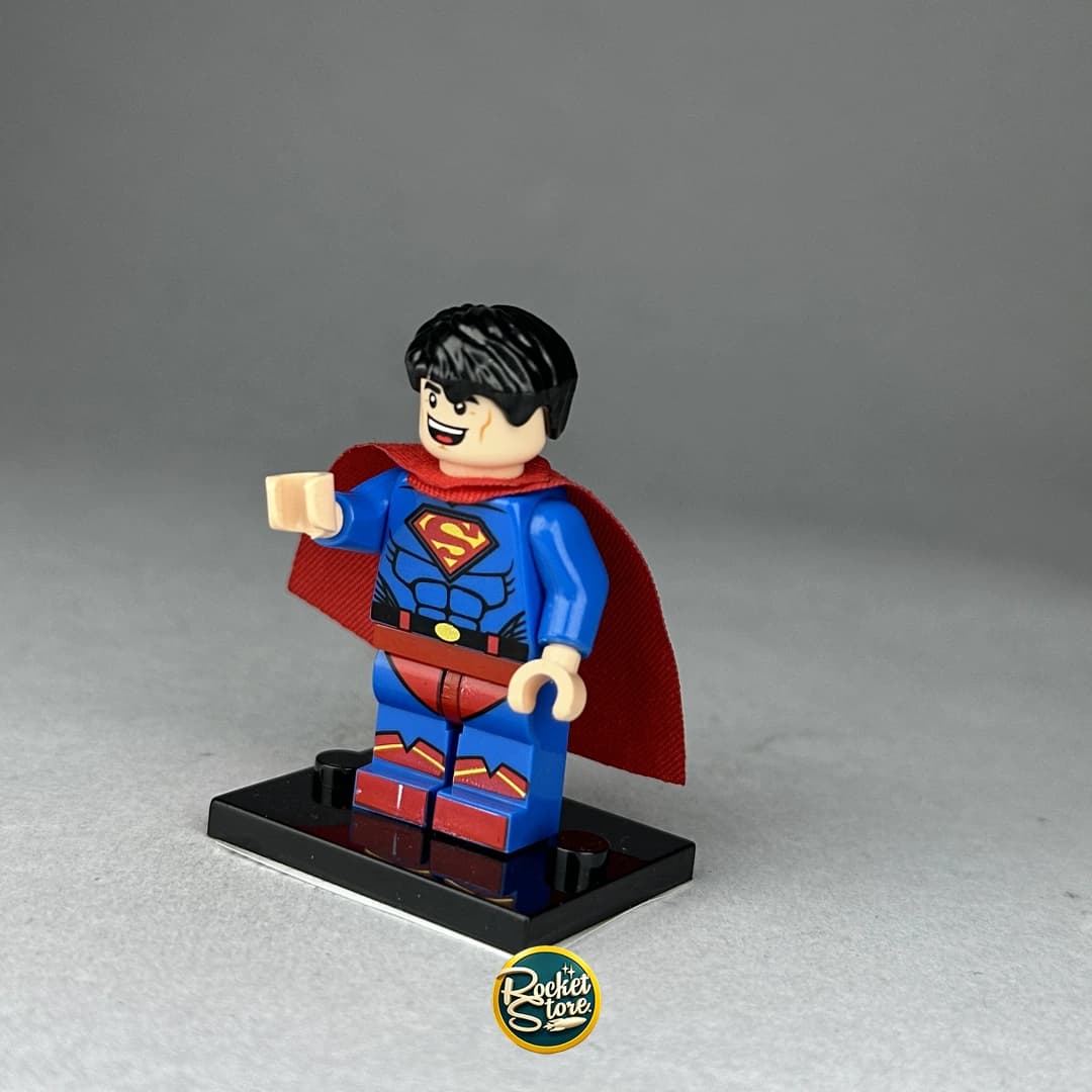 Minifigura tipo LEGO DC Comics Superman Sonriente con Capa