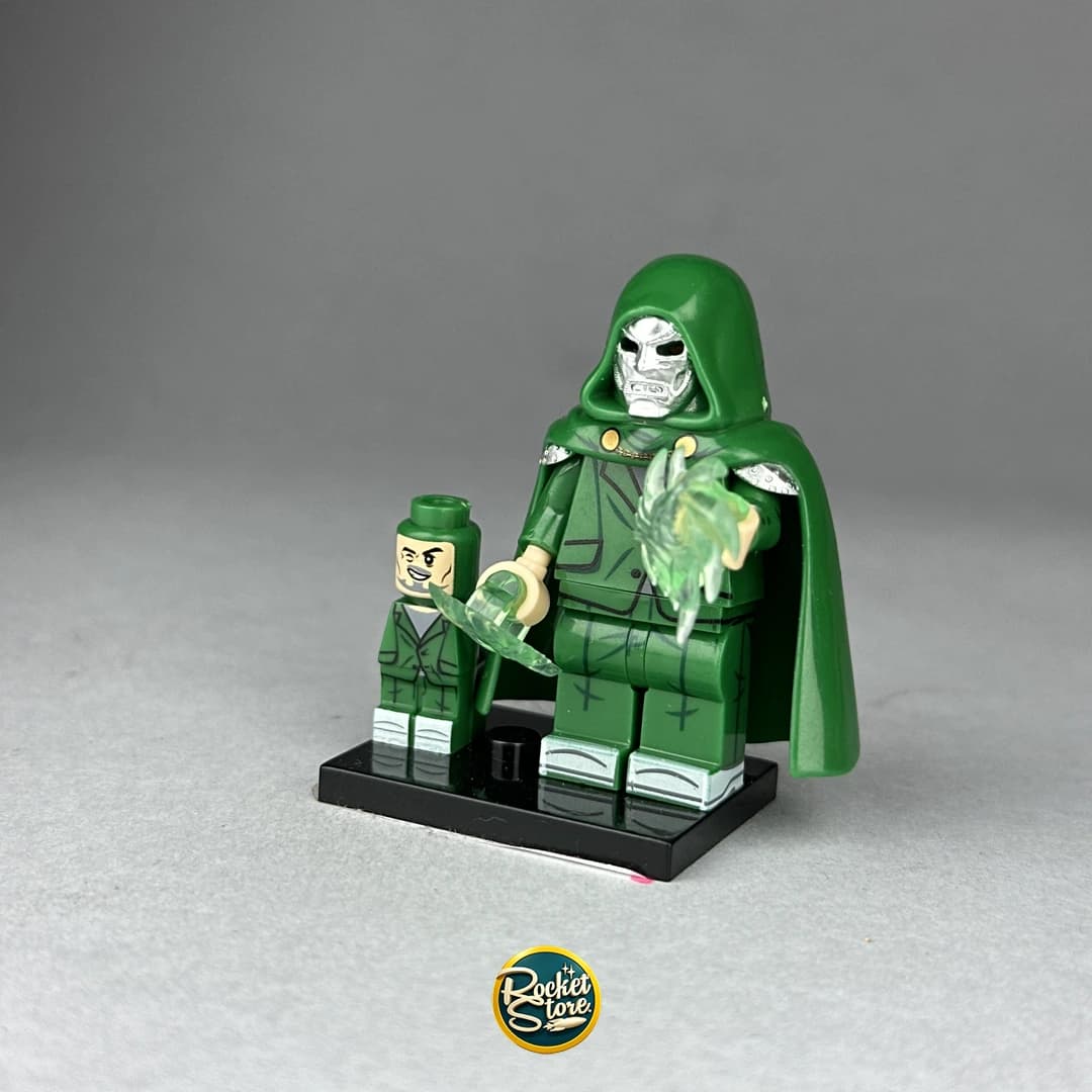 Minifigura tipo LEGO Marvel Doctor Doom con Mini Doom Bot y Magia