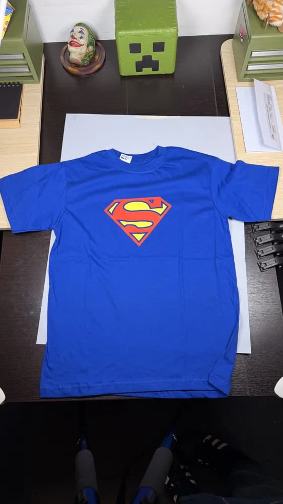 Camiseta Superman - Escudo S Pentagonal Azul Rey
