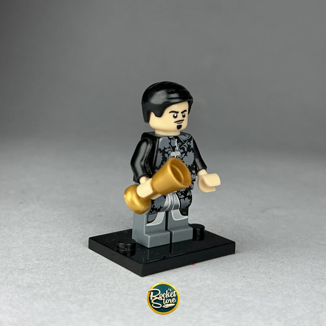 Minifigura tipo LEGO Tony Stark Elegante con Copa Dorada