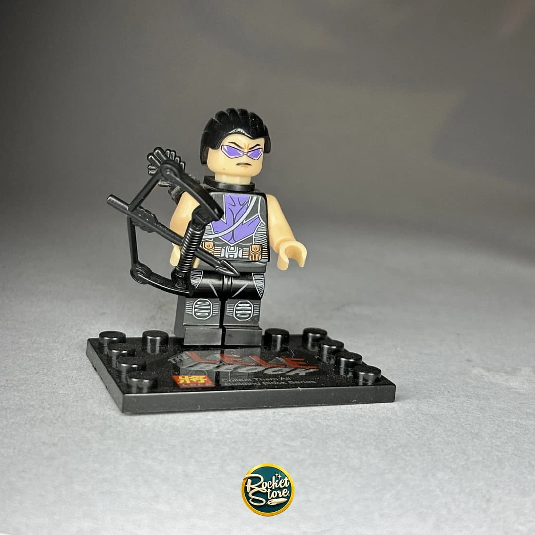Minifigura tipo LEGO Marvel Hawkeye Ronin con Arco Compuesto