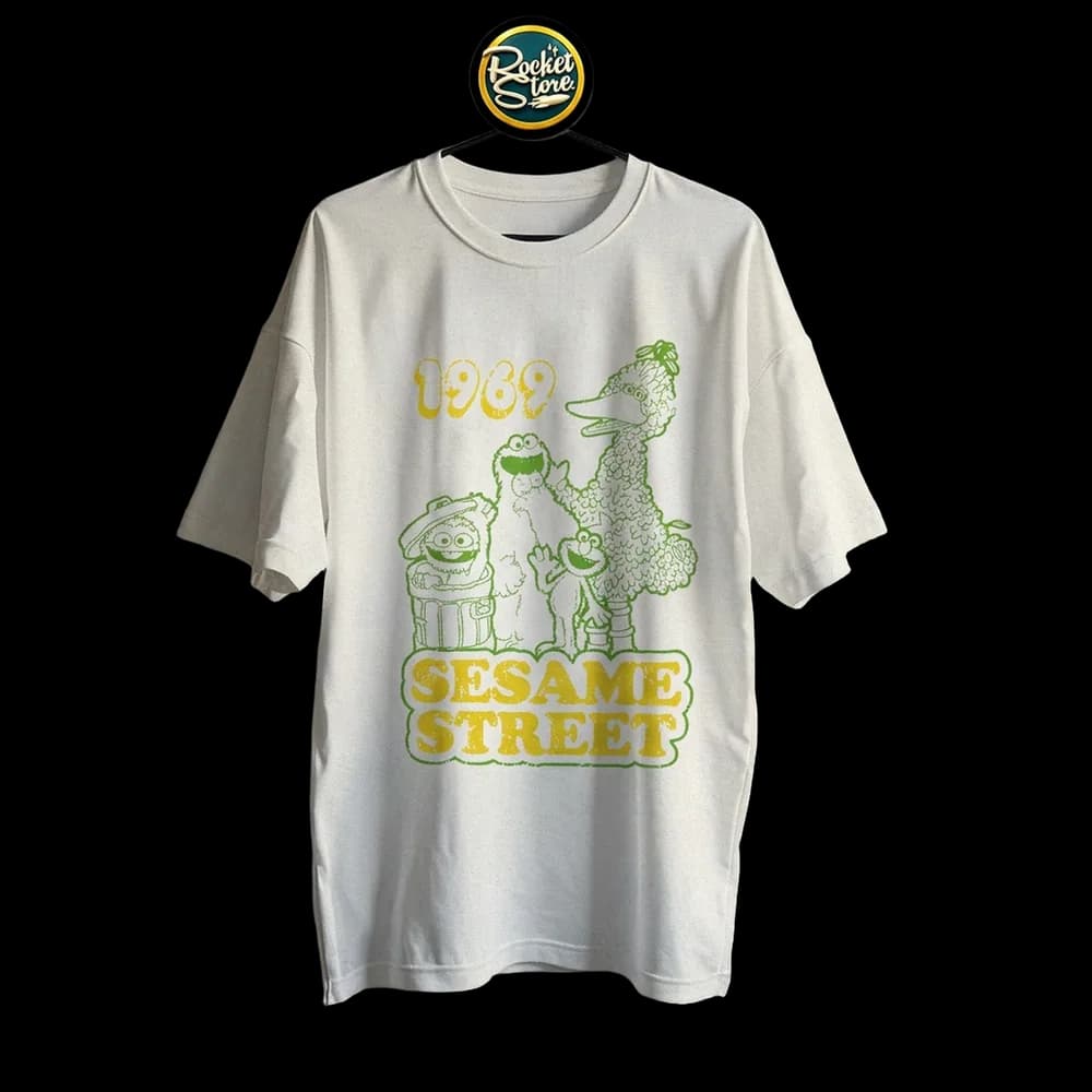 Camiseta Plaza Sésamo - 1969 Vintage Oscar, Elmo y Abelardo Blanco
