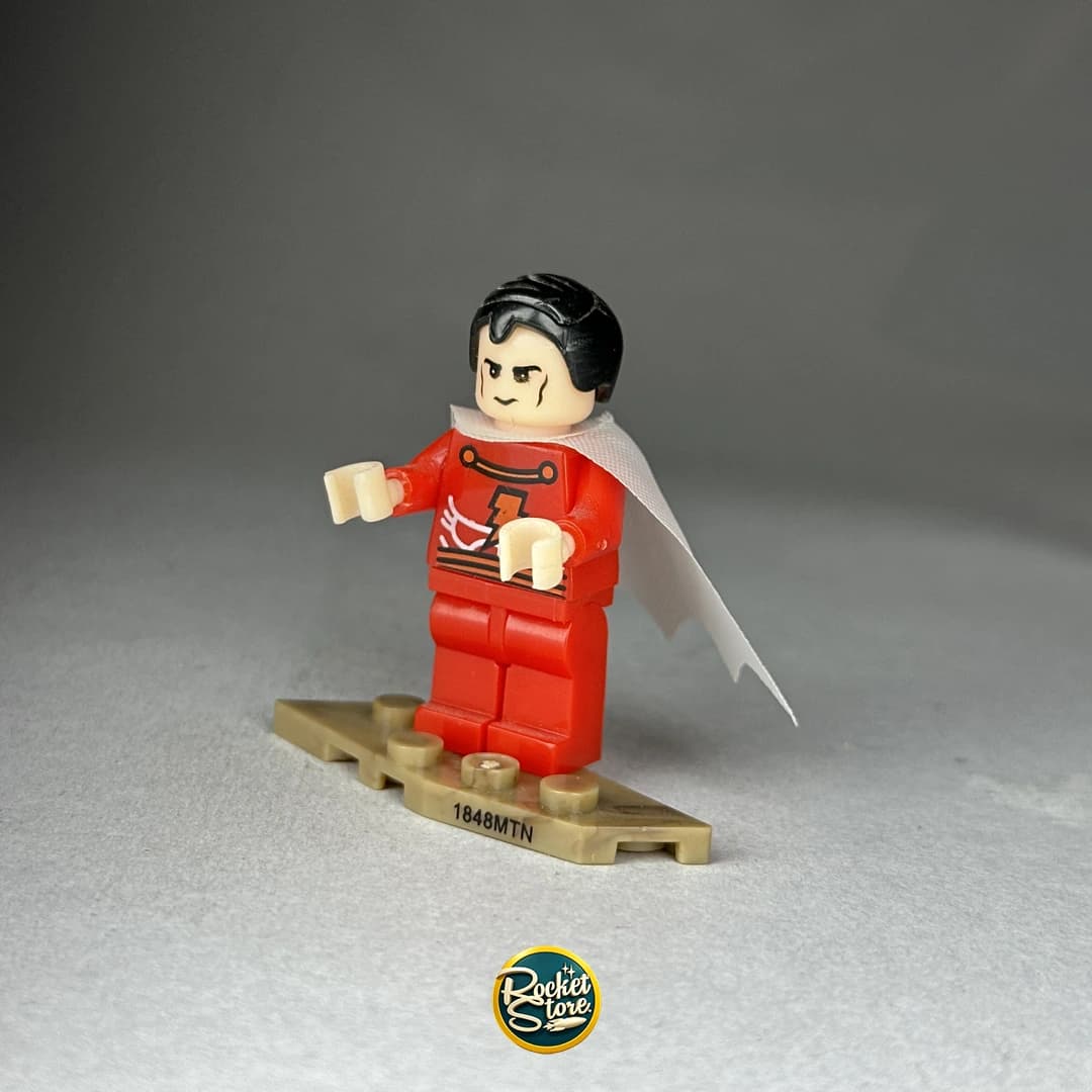 Minifigura tipo LEGO Superhéroe Traje Rojo con Capa Blanca