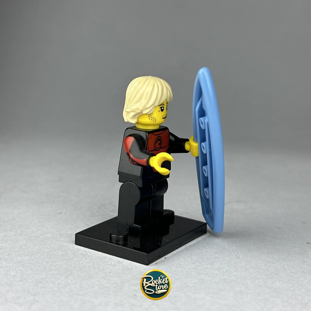 Minifigura LEGO Surfista con Tabla Mordida por Tiburón Serie 17
