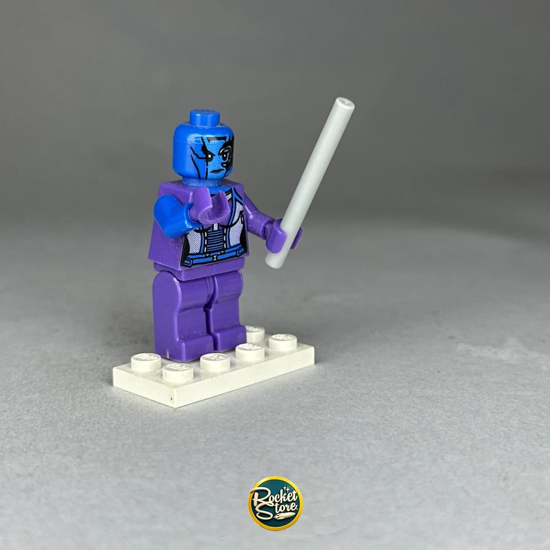 Minifigura tipo LEGO Nebula con Sable de Luz Blanco