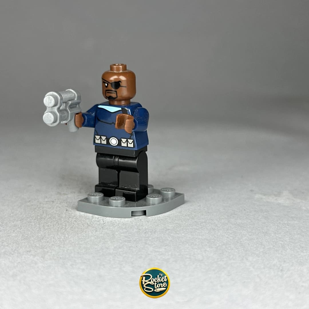 Minifigura tipo LEGO Marvel Nick Fury con Blasters Dobles Plateados