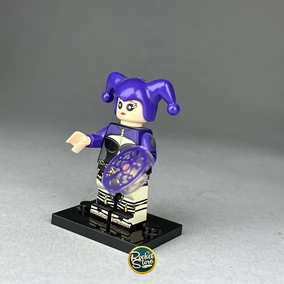 Minifigura tipo LEGO DC Comics Harley Quinn Bufón Púrpura con Escudo