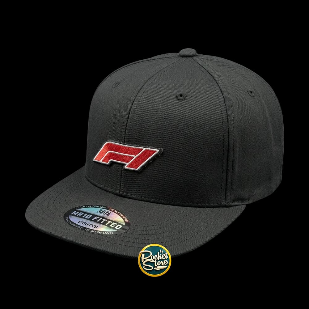 Gorra Formula 1 Oficial con Logo Placa Metálica (Negra / Visera Plana)
