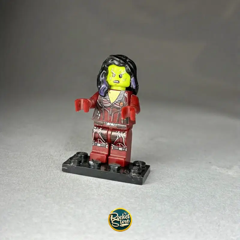 Minifigura tipo LEGO Marvel Gamora Traje de Combate Carmesí