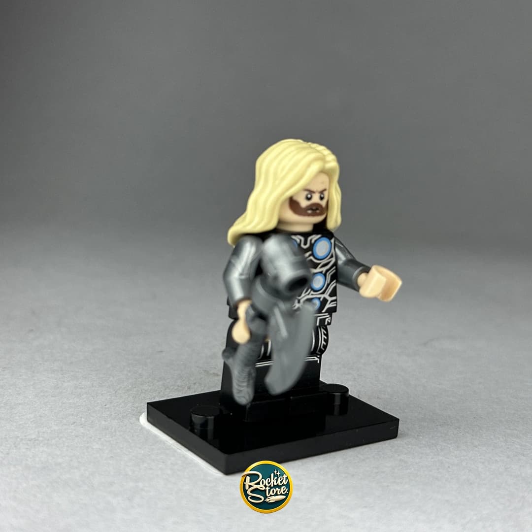 Minifigura tipo LEGO Marvel Thor con Hacha Stormbreaker