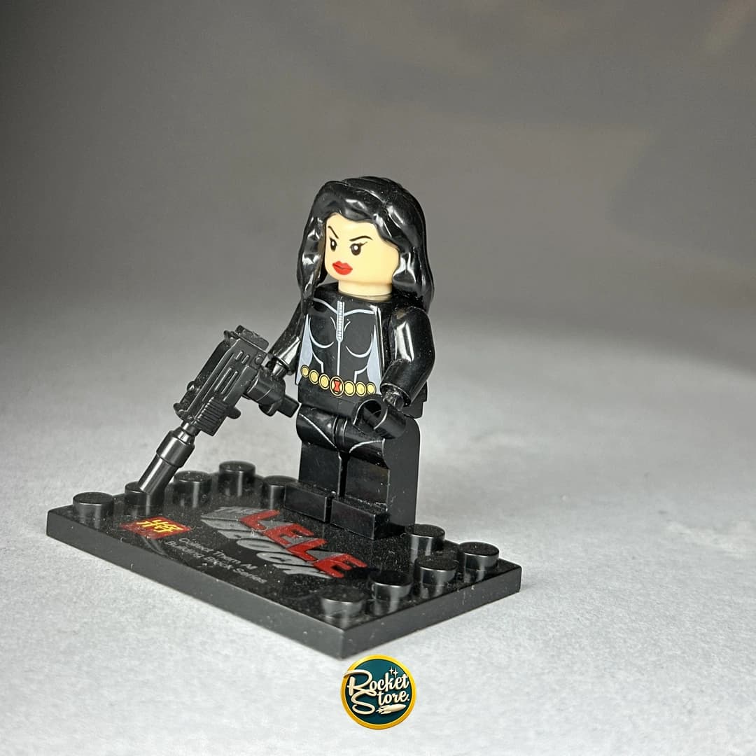 Minifigura tipo LEGO Marvel Black Widow con Fusil de Asalto Táctico