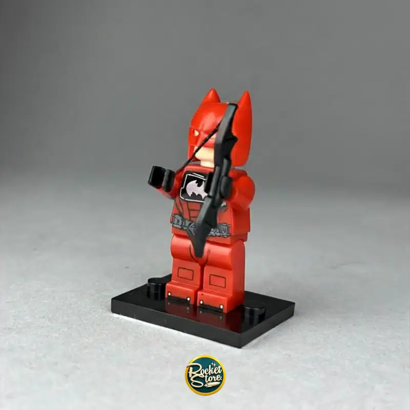 Minifigura tipo LEGO Red Hood Batman en Armadura Carmesí
