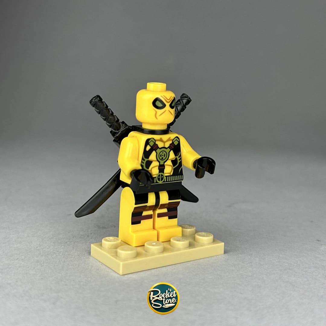 Minifigura tipo LEGO Marvel Deadpool Traje Amarillo X-Men con Katanas