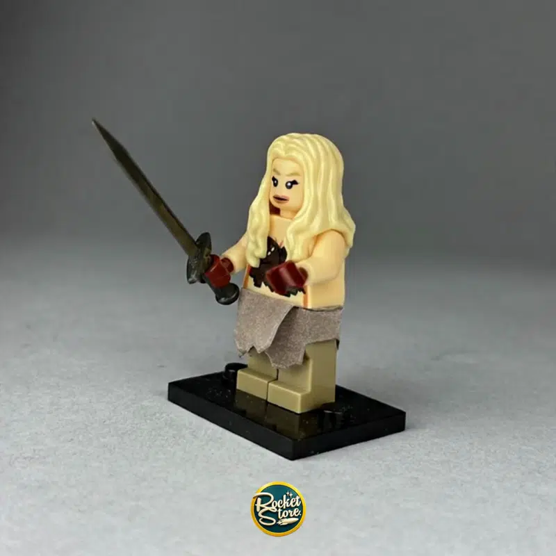 Minifigura tipo LEGO Guerrera Bárbara con Espada
