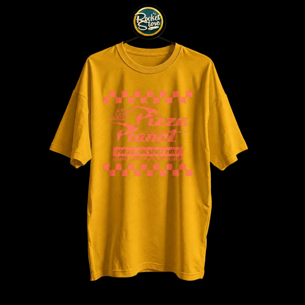 Camiseta Toy Story - Pizza Planet Food & Fun Space Port Mostaza