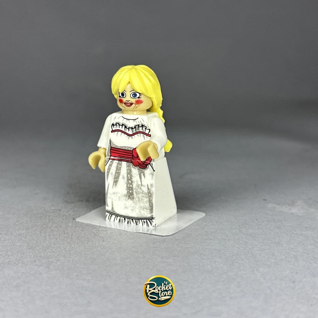 Minifigura tipo LEGO Muñeca Poseída Annabelle Vestido Blanco